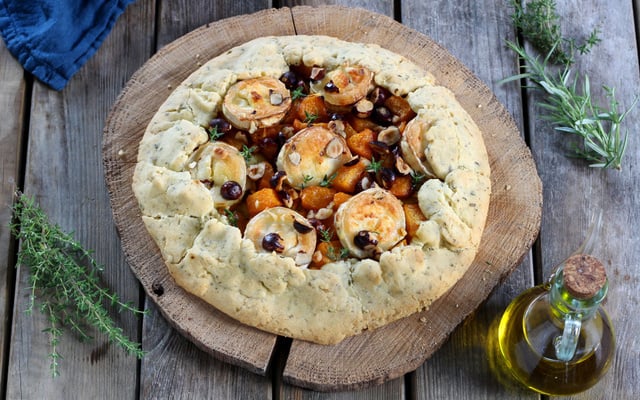 Tarte rustique au potiron, fromage de chèvre et noisettes