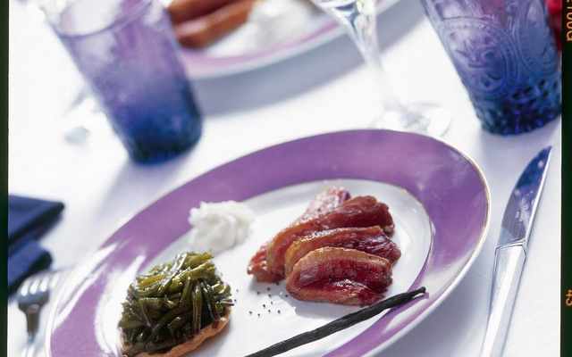 Tatins de Haricots Verts caramélisés et crème fouettée à la vanille accompagnée d'un magret de canard