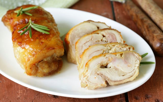 Rôti de dinde roulé en cocotte à l'ail et au romarin