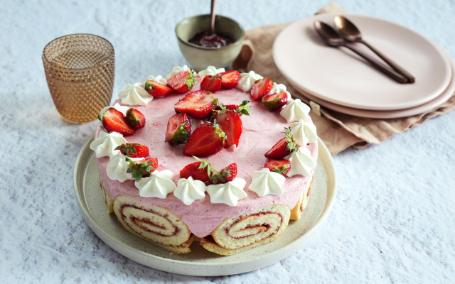 Gâteau bavarois au roulé de fraises