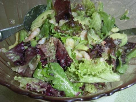 Frisée aux avocats et aux crevettes