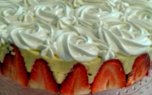 Fraisier recouvert de crème fouettée