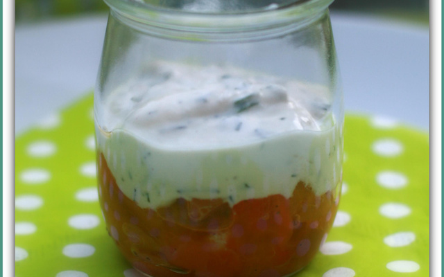 Verrine de yaourt aux herbes, tartare de saumon et poivron au curry