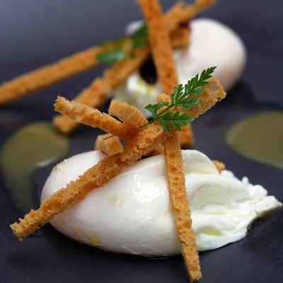 Œufs meurette au crémant de Bourgogne, mouillettes de pain d'épices et gelée de cassis