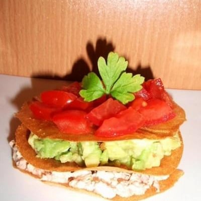 Mille feuille croustillant à l'avocat et au thon
