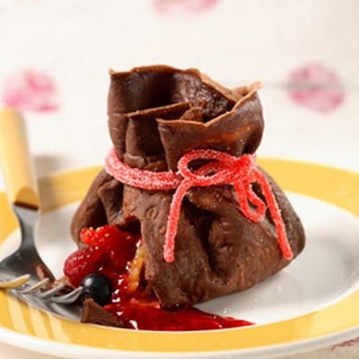 Aumônières de crêpes au chocolat, Trésor de fruits frais, Coulis de framboises au Yuzu