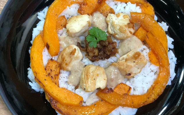 Wok de poulet à la courge butternut et sauce cacahuète