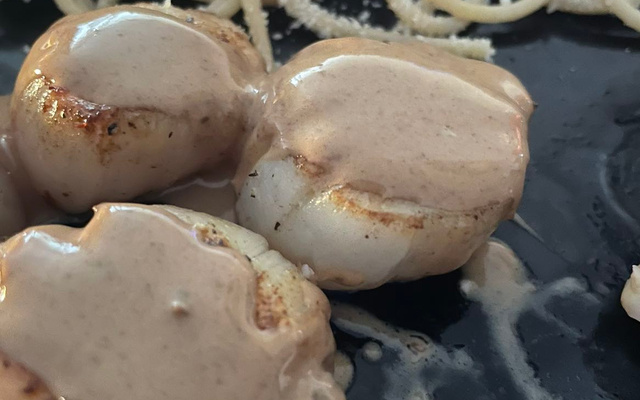 Noix de Saint-Jacques au vinaigre balsamique et à la crème