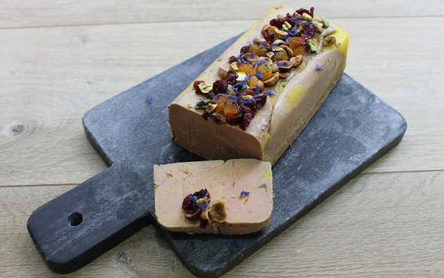 Foie gras mi-cuit enrobé d'une fine croûte aux fruits secs