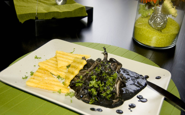 Seiches à l'encre, chips de polenta