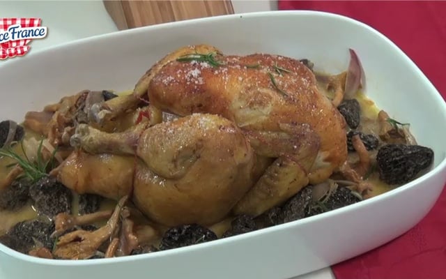 Poularde rôtie aux morilles et girolles