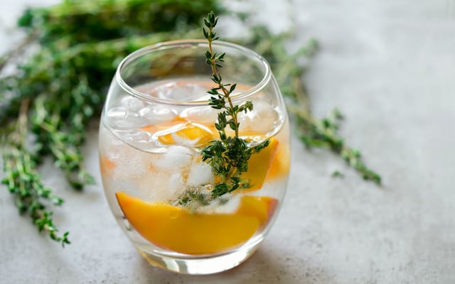 Detox Water pêche et thym (eau de pêches au thym)