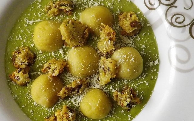 Gnocchis de pommes de terre à la semoule avec son velouté de petits pois et crumble parmesan pistache