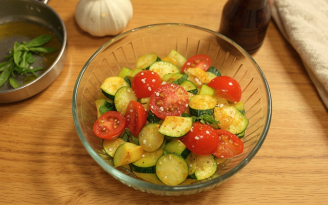 Poêlée de courgettes et tomates à l'ail