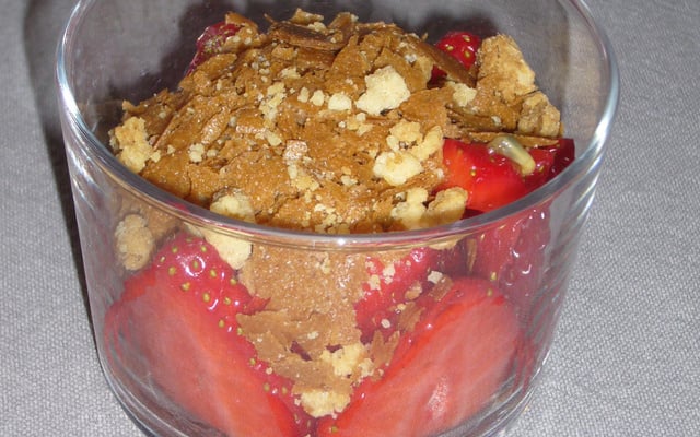 Crumble de fraises au fruit de la passion et aux crêpes gavottes