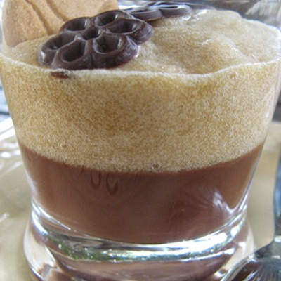 Verrines gelée de chocolat à la réglisse, mousse de poires