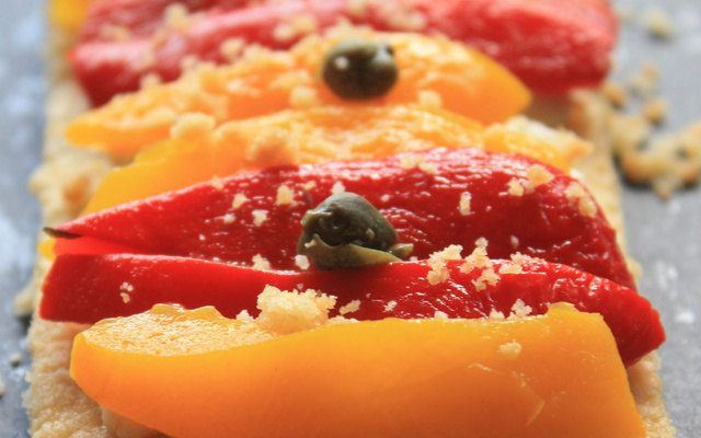 Tartine au fromage frais et aux deux poivrons