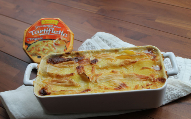 Gratin de pommes de terre, oignon, truite fumée et fromage pour tartiflette de caractère