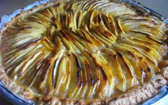 Tarte aux pommes sur pâte brisée épaisse