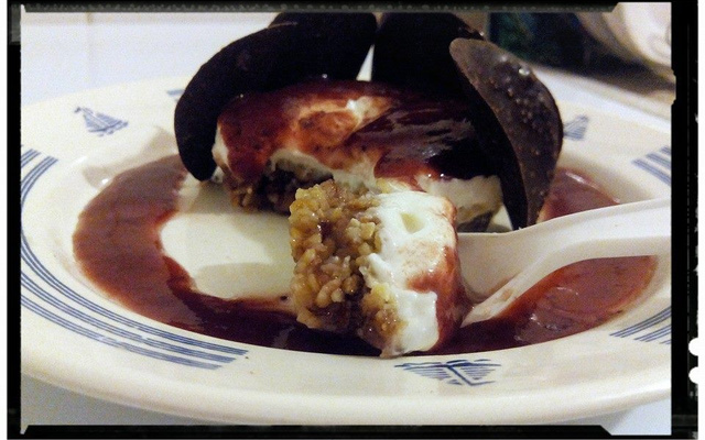 Barre de céréales fourrée à la fraise sous mousse de petit suisse au fluff