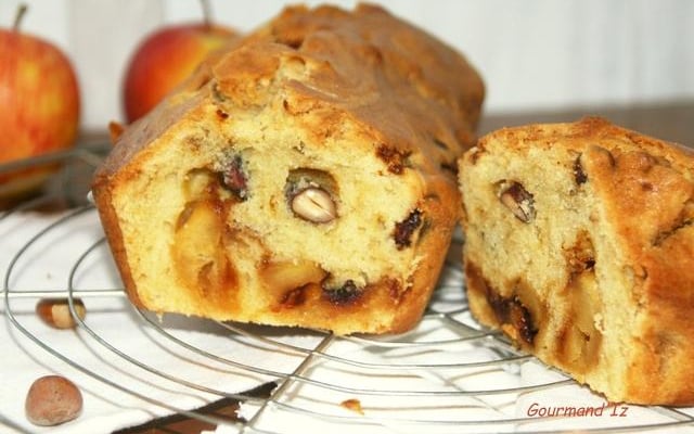 Cake aux pommes et noisettes au caramel