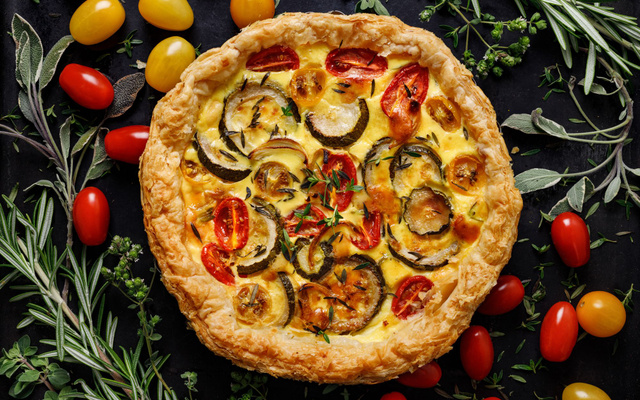 Quiche à la courgette, aux tomates et oignon