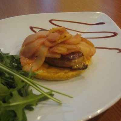 Tatin de foie gras poêlé et ses pommes déglacées au vinaigre de framboise