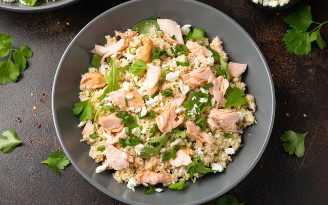 Salade de semoule au thon, feta, oignon vert et roquette