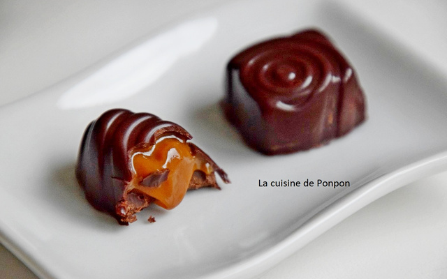 Praline au chocolat noir fourrée de confiture de lait