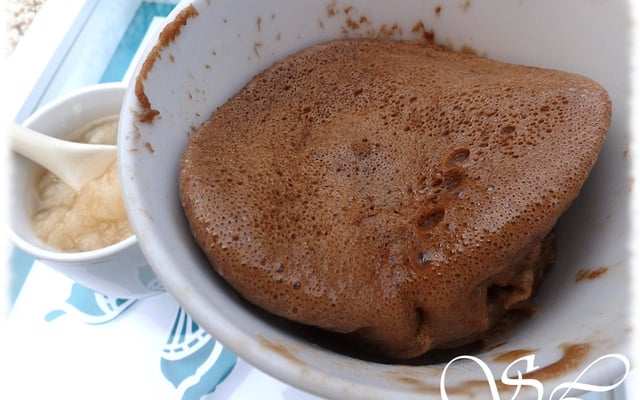Mug-cake chocolat-roquefort et sa compotée de poire