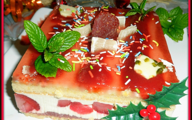 Fraisier en décor de pâtes d'amandes