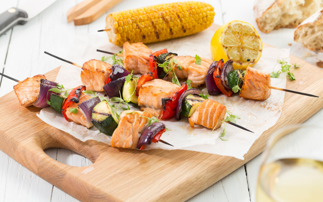 Brochettes de saumon de Norvège et ses petits légumes du soleil