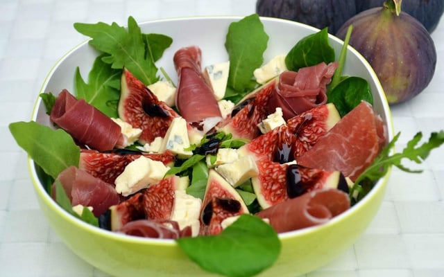 Salade de figues au jambon cru et cambozola