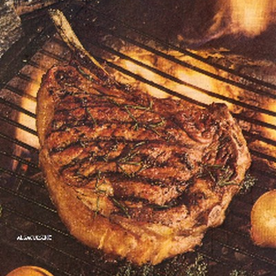 Côte de bœuf marinée aux oignons dorés