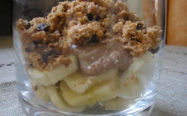 Verrines banane/Kinder® façon crumble