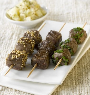 Brochettes teryaki de viande chevaline et salade de pommes de terre crémeuse