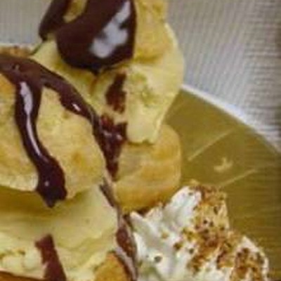 Profiteroles glace et chantilly