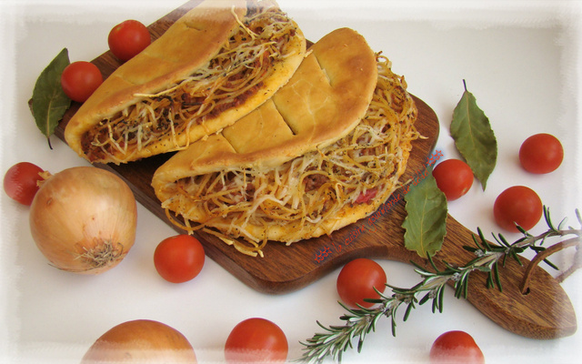 Pizza spaghetti bolognaise