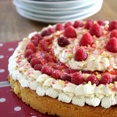 Tarte aux framboises (chantilly au géranium, crème pâtissière à la confiture de lait)