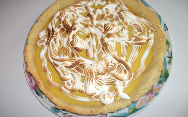 Tarte au citron meringuée sur sa pâte aux zestes