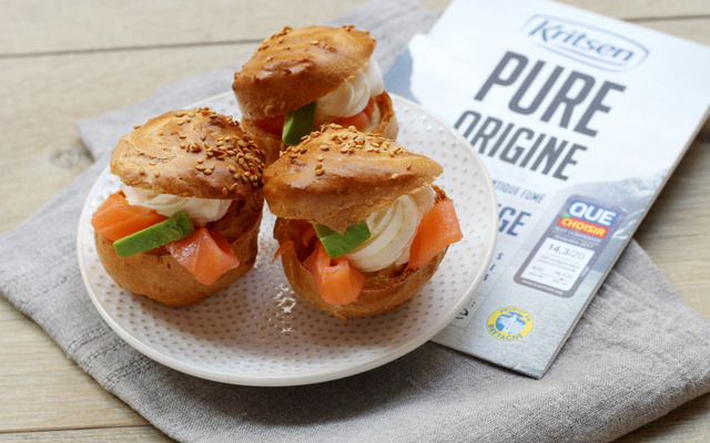 Choux au fromage fouetté, avocat et saumon fumé