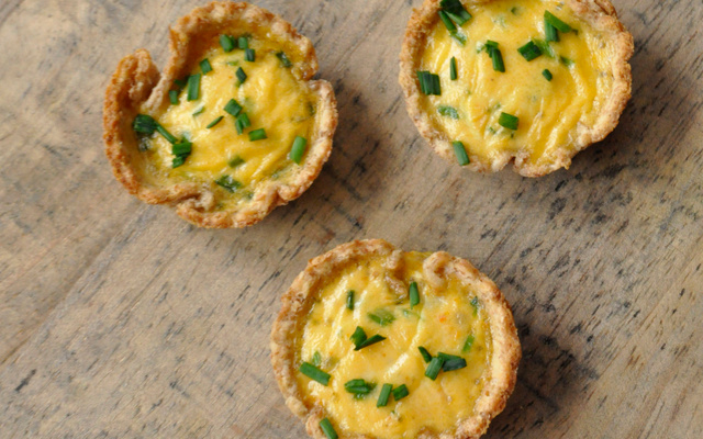 Mini tartelettes au pain de mie, fromage de chèvre & ciboulette