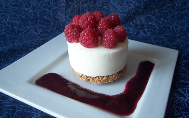 Mousse de faisselle de fromage blanc sur croustillant au chocolat blanc, framboises et coulis de framboise