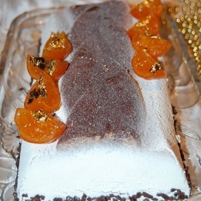 Bûche bavarois chocolat au lait fruit de la passion et clémentine confite