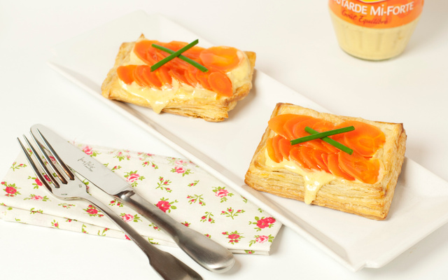 Tarte à la carotte sur une crème d'oignons doux à la moutarde fine et forte