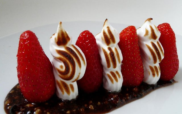 Gariguettes meringuées et pesto d'olive noire