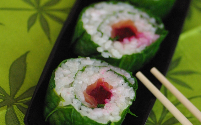 Sushis aux épinards, au saumon fumé et à la betterave