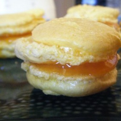 Macaron safran à la gelée d'abricots