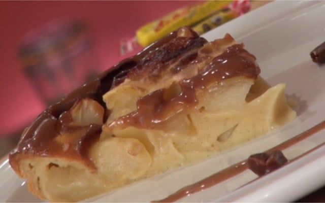 Gâteau aux pommes, sauce Carambar
