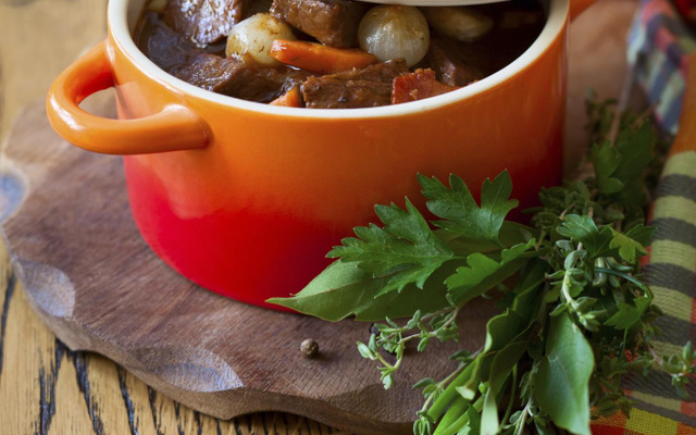 Boeuf bourguignon traditionnel au vin de Bourgogne
